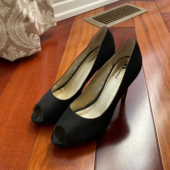 Elegant Brown’s black stilettos - Picture 2 of 7